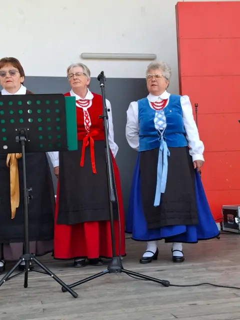 Wąbrzeska Biesiada Seniorów za nami – święto radości, śpiewu i integracji! — zdjęcie 18