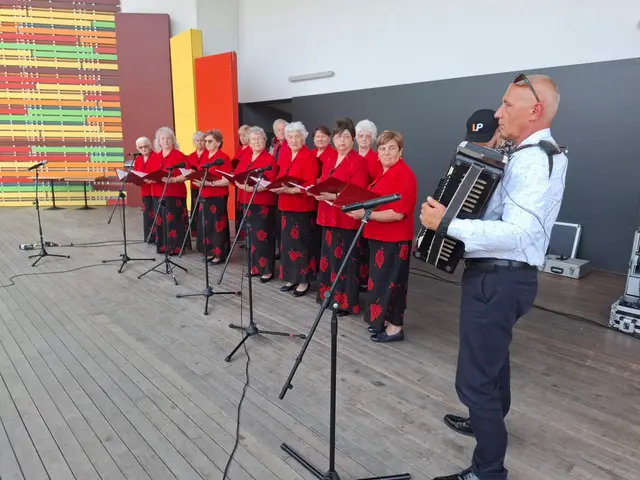 Wąbrzeska Biesiada Seniorów za nami – święto radości, śpiewu i integracji! — zdjęcie 38