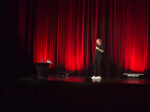 Mariusz Kałamaga rozbawił publiczność w Wąbrzeźnie. — zdjęcie 6