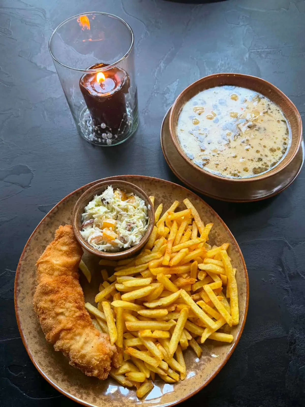 Kotlet z frytkami i surówką, do tego zupa