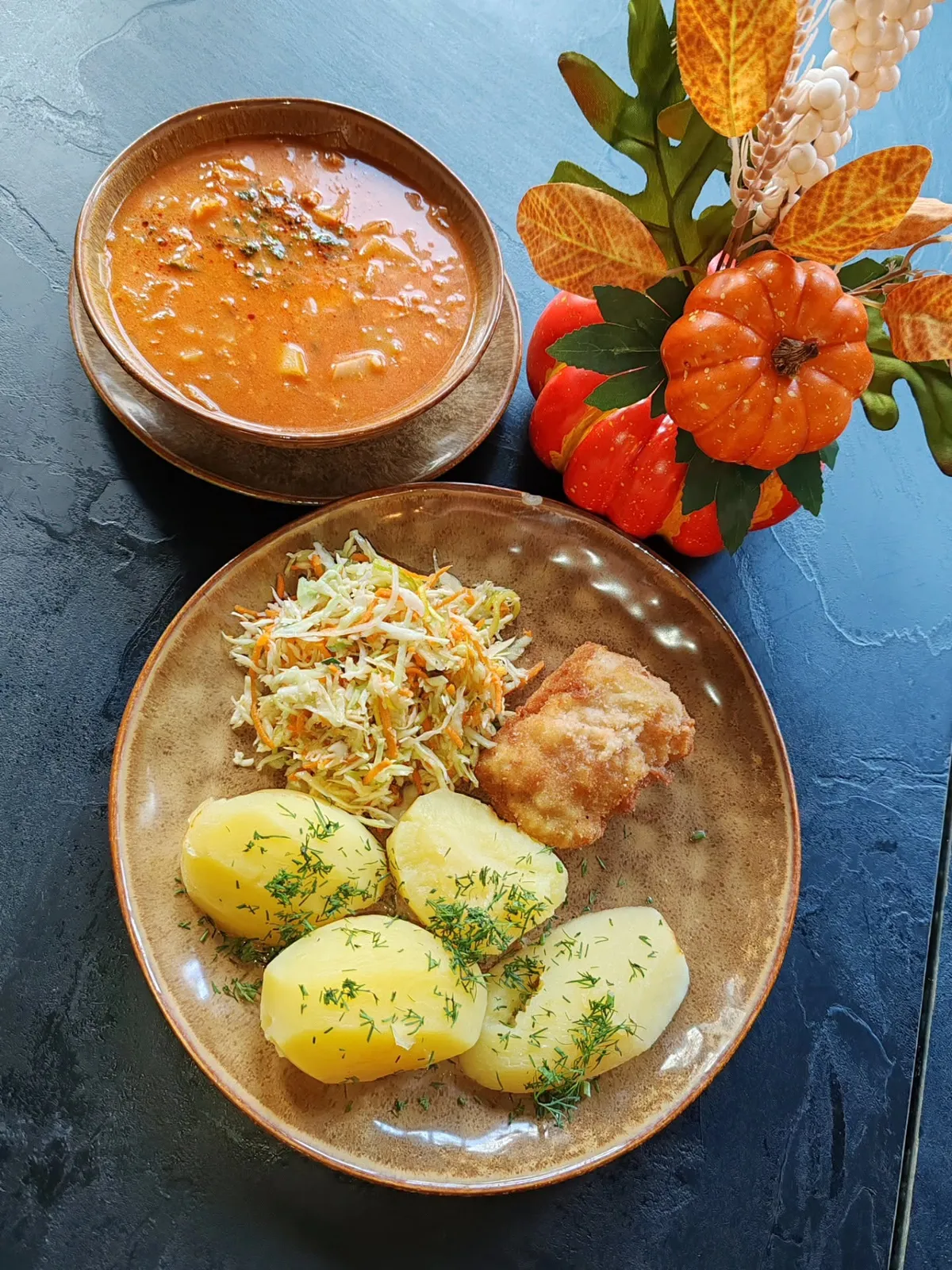 Kotlet z ziemniakami i surówką, do tego zupa